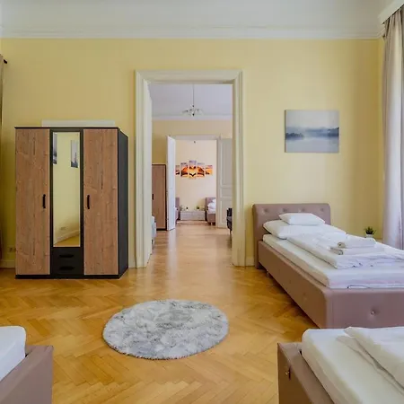 Efad Lux 1 Amazing For Groups Budapest